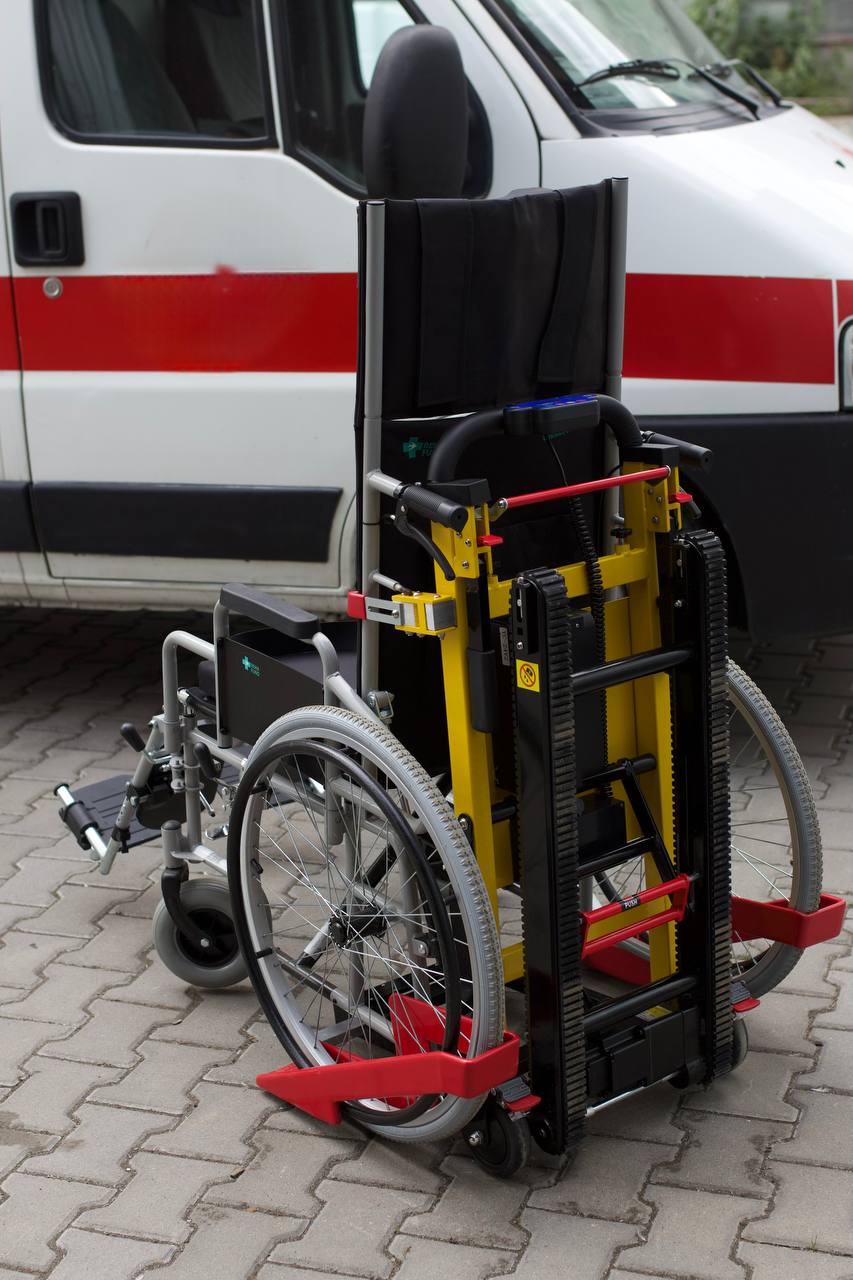 Сходовий підйомник в дії для транспортування людей у кріслах колісних